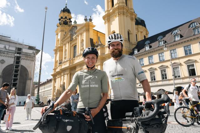 HANDOUT - 29 August 2026, Bavaria, Munich: Extreme athlete Jonas Deichmann and his girlfriend Josefine Rutkowski pose for a photo after cycling 24,000 kilometers across Europe and are crossing the finish line in Munich. Photo: Andreas Zitt/dpa - ACHTUNG: Nur zur redaktionellen Verwendung im Zusammenhang mit der aktuellen Berichterstattung und nur mit vollständiger Nennung des vorstehenden Credits
