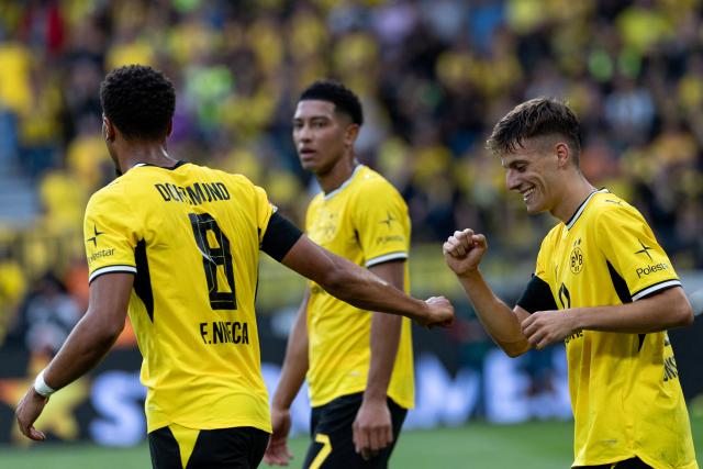 29 August 2026, North Rhine-Westphalia, Dortmund: Borussia Dortmund's Giannis Konstantelias (R) celebrates scoring his side's second goal with teammate Felix Nmecha (L) during the German Bundesliga soccer match between Borussia Dortmund and Hamburger SV at Signal Iduna Park. Photo: Fabian Strauch/dpa - WICHTIGER HINWEIS: Gemäß den Vorgaben der Bundesliga bzw. des DFB Deutscher Fußball-Bund ist es untersagt, in dem Stadion und/oder vom Spiel angefertigte Fotoaufnahmen in Form von Sequenzbildern und/oder videoähnlichen Fotostrecken zu verwerten bzw. verwerten zu lassen.