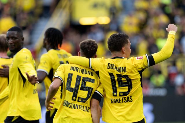 29 August 2026, North Rhine-Westphalia, Dortmund: Borussia Dortmund's Giannis Konstantelias (R) celebrates scoring his side's second goal 
with teammates Konstantinos Karetsas (R)and Serhou Guirassy (L) during the German Bundesliga soccer match between Borussia 
Dortmund and Hamburger SV at Signal Iduna Park. Photo: Fabian Strauch/dpa - WICHTIGER HINWEIS: Gemäß den Vorgaben der Bundesliga bzw. des DFB Deutscher Fußball-Bund ist es untersagt, in dem Stadion und/oder vom Spiel angefertigte Fotoaufnahmen in Form von Sequenzbildern und/oder videoähnlichen Fotostrecken zu verwerten bzw. verwerten zu lassen.