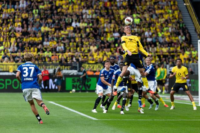29 August 2026, North Rhine-Westphalia, Dortmund: Borussia Dortmund's Maximilian Beier goes up for a header during the German Bundesliga soccer match between Borussia Dortmund and Hamburger SV at Signal Iduna Park. Photo: Fabian Strauch/dpa - WICHTIGER HINWEIS: Gemäß den Vorgaben der Bundesliga bzw. des DFB Deutscher Fußball-Bund ist es untersagt, in dem Stadion und/oder vom Spiel angefertigte Fotoaufnahmen in Form von Sequenzbildern und/oder videoähnlichen Fotostrecken zu verwerten bzw. verwerten zu lassen.