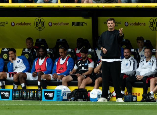 29 August 2026, North Rhine-Westphalia, Dortmund: Hamburger coach Merlin Polzin gestures on the touchline during the German Bundesliga soccer match between Borussia Dortmund and Hamburger SV at Signal Iduna Park. Photo: Fabian Strauch/dpa - WICHTIGER HINWEIS: Gemäß den Vorgaben der Bundesliga bzw. des DFB Deutscher Fußball-Bund ist es untersagt, in dem Stadion und/oder vom Spiel angefertigte Fotoaufnahmen in Form von Sequenzbildern und/oder videoähnlichen Fotostrecken zu verwerten bzw. verwerten zu lassen.