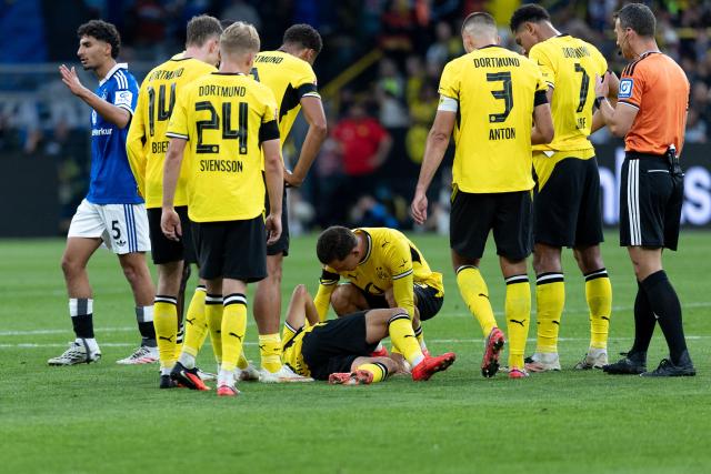 29 August 2026, North Rhine-Westphalia, Dortmund: Borussia Dortmund's Giannis Konstantelias is lying on the ground injured during the German Bundesliga soccer match between Borussia Dortmund and Hamburger SV at Signal Iduna Park. Photo: Fabian Strauch/dpa - WICHTIGER HINWEIS: Gemäß den Vorgaben der Bundesliga bzw. des DFB Deutscher Fußball-Bund ist es untersagt, in dem Stadion und/oder vom Spiel angefertigte Fotoaufnahmen in Form von Sequenzbildern und/oder videoähnlichen Fotostrecken zu verwerten bzw. verwerten zu lassen.