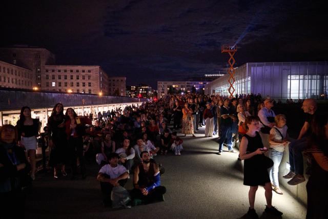 29 August 2026, Berlin: People watch the performance on the roof of the Gropius Bau during the Long Night of Museums. Photo: Annette Riedl/dpa - ACHTUNG: Nur zur redaktionellen Verwendung im Zusammenhang mit der aktuellen Berichterstattung und nur mit vollständiger Nennung des vorstehenden Credits