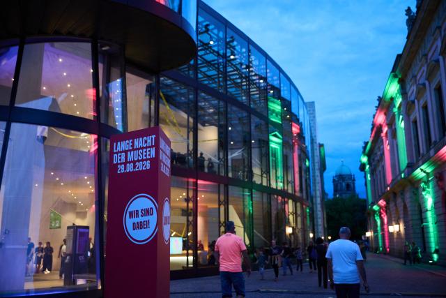 29 August 2026, Berlin: People head to the Long Night of Museums on Museum Island, while the German Historical Museum is lit up. Photo: Annette Riedl/dpa - ACHTUNG: Nur zur redaktionellen Verwendung im Zusammenhang mit der aktuellen Berichterstattung und nur mit vollständiger Nennung des vorstehenden Credits