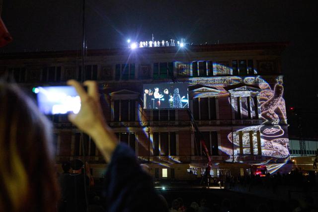 29 August 2026, Berlin: People watch the performance on the roof of the Gropius Bau during the Long Night of Museums. Photo: Annette Riedl/dpa - ACHTUNG: Nur zur redaktionellen Verwendung im Zusammenhang mit der aktuellen Berichterstattung und nur mit vollständiger Nennung des vorstehenden Credits