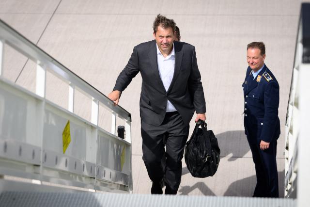 30 August 2026, Brandenburg, Schoenefeld: Lars Klingbeil, German Minister of Finance, boards a Bundeswehr Special Flight Unit aircraft to attend the meeting of finance ministers and central bank governors of the G20 countries in Asheville. The US holds this year's presidency of the group of 19 leading industrialized and emerging economies, as well as the European Union and the African Union. Photo: Bernd von Jutrczenka/dpa
