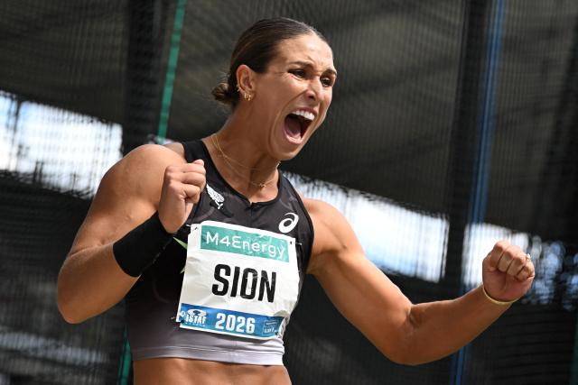 30 August 2026, Berlin: US athelete Valarie Sion celebrates after the track and field race of the International Stadium Festival Berlin at the Olympic Stadium. Photo: Elisa Schu/dpa