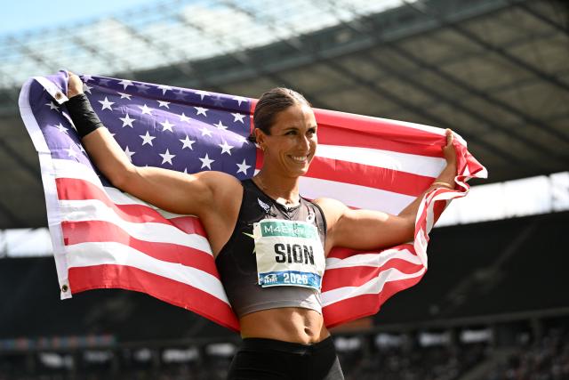 30 August 2026, Berlin: US athelete Valarie Sion celebrates after the track and field race of the International Stadium Festival Berlin at the Olympic Stadium. Photo: Elisa Schu/dpa