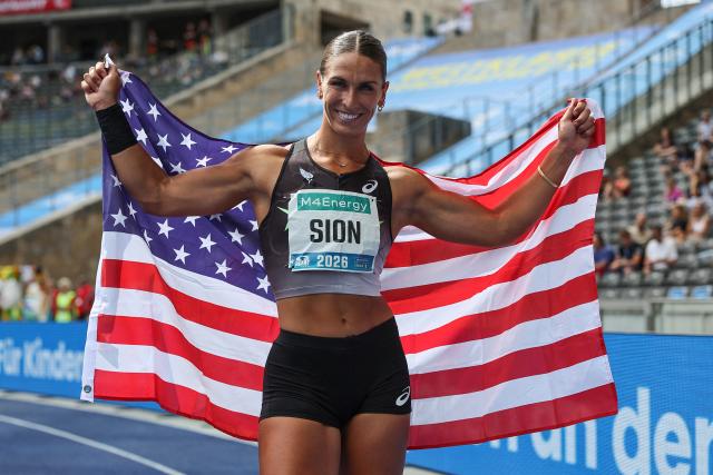 30 August 2026, Berlin: US athelete Valarie Sion celebrates after the track and field race of the International Stadium Festival Berlin at the Olympic Stadium. Photo: Andreas Gora/dpa