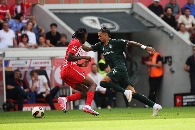 30 August 2026, Baden-Württemberg, Freiburg im Breisgau: SC Freiburg's Jordy Makengo and Werder Bremen's Justin Njinmah battle for the ball during the German Bundesliga soccer match between SC Freiburg and Werder Bremen, at Europa-Park Stadium. Photo: Philipp von Ditfurth/dpa - IMPORTANT NOTICE: In accordance with the regulations of the Bundesliga and the German Football Association (DFB), it is prohibited to use or allow the use of photographs taken in the stadium and/or during the game in the form of sequential images and/or video-like photo sequences.