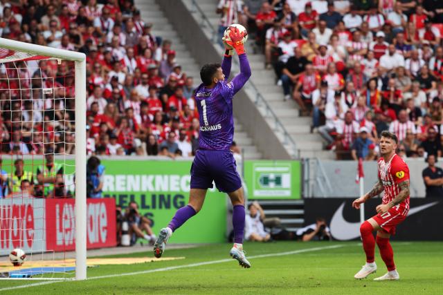 30 August 2026, Baden-Württemberg, Freiburg im Breisgau: SC Freiburg goalkeeper Mio Backhaus catches the ball during the German Bundesliga soccer match between SC Freiburg and Werder Bremen, at Europa-Park Stadium. Photo: Philipp von Ditfurth/dpa - IMPORTANT NOTICE: In accordance with the regulations of the Bundesliga and the German Football Association (DFB), it is prohibited to use or allow the use of photographs taken in the stadium and/or during the game in the form of sequential images and/or video-like photo sequences.