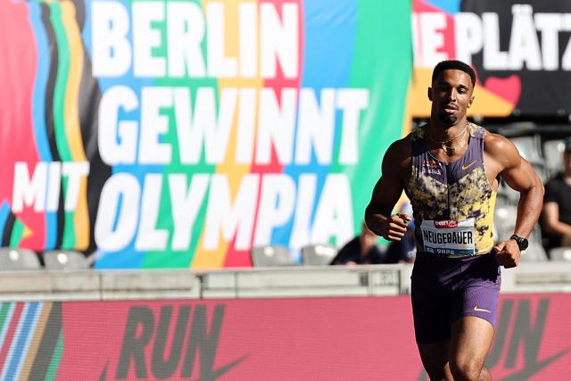 30 August 2026, Berlin: Germany's Leo Neugebauer runs past a poster reading "Berlin Wins with the Olympics" while competing in the Mens 1.500m race during the International Stadium Festival (ISTAF) Berlin athletic meeting at the Olympic Stadium. Photo: Andreas Gora/dpa