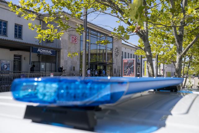 30 August 2026, Rosenheim: A police siren can be seen in front of the train station building in the Upper Bavarian city of Rosenheim. A 31-year-old British woman died in the hospital from her injuries following a knife attack in Rosenheim. Police have arrested a 27-year-old German man on suspicion of the crime. Photo: Peter Kneffel/dpa
