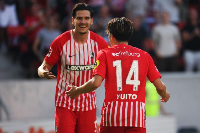 30 August 2026, Baden-Württemberg, Freiburg im Breisgau: SC Freiburg's Yuito Suzuki (R) celebrates with teammate Igor Matanovic (L) after scoring his side's third goal during the German Bundesliga soccer match between SC Freiburg and Werder Bremen, at Europa-Park Stadium. Photo: Philipp von Ditfurth/dpa - IMPORTANT NOTICE: In accordance with the regulations of the Bundesliga and the German Football Association (DFB), it is prohibited to use or allow the use of photographs taken in the stadium and/or during the game in the form of sequential images and/or video-like photo sequences.