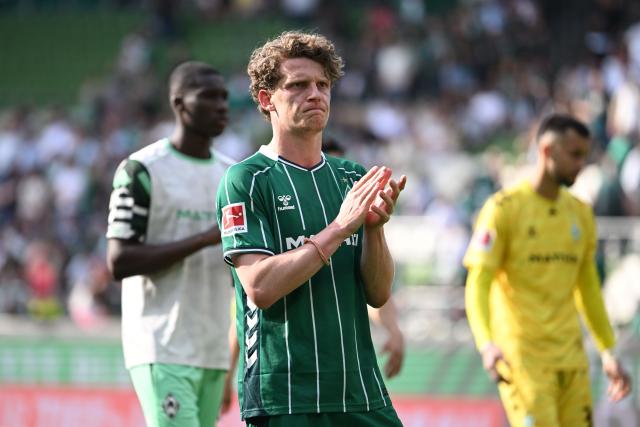 FILED - 02 May 2026, Bremen: FILE PHOTO - Werder Bremen's Jens Stage applauds after the German Bundesliga soccer match between Werder Bremen and FC Augsburg at the Weserstadion. Bremen will be without influential midfielder Jens Stage for several months, the Bundesliga club announced just before their league opener on Sunday. Photo: Carmen Jaspersen/dpa - WICHTIGER HINWEIS: Gemäß den Vorgaben der DFL Deutsche Fußball Liga bzw. des DFB Deutscher Fußball-Bund ist es untersagt, in dem Stadion und/oder vom Spiel angefertigte Fotoaufnahmen in Form von Sequenzbildern und/oder videoähnlichen Fotostrecken zu verwerten bzw. verwerten zu lassen.