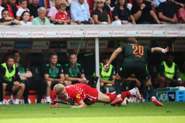 30 August 2026, Baden-Württemberg, Freiburg im Breisgau: SC Freiburg's Matthias Ginter (L) goes down in a challenge with Werder Bremen's Chuki (R) during the German Bundesliga soccer match between SC Freiburg and Werder Bremen, at Europa-Park Stadium. Photo: Philipp von Ditfurth/dpa - IMPORTANT NOTICE: In accordance with the regulations of the Bundesliga and the German Football Association (DFB), it is prohibited to use or allow the use of photographs taken in the stadium and/or during the game in the form of sequential images and/or video-like photo sequences.