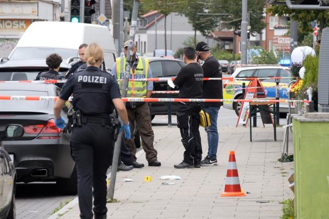 30 August 2026, NA, Bremen: Police officers are on the scene where a man was injured by a gunshot in Bremen. Photo: Hüneke/dpa