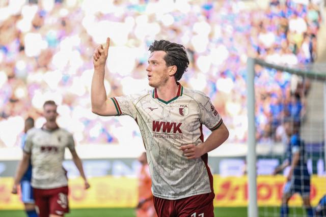 30 August 2026, Bavaria, Augsburg: Augsburg's Michael Gregoritsch celebrates scoring his side's first goal during the German Bundesliga soccer match between FC Augsburg and FC Schalke 04 at the WWK-Arena. Photo: Harry Langer/dpa - IMPORTANT NOTICE: Bundesliga and DFB regulations prohibit any use of photographs as image sequences and/or quasi-video.