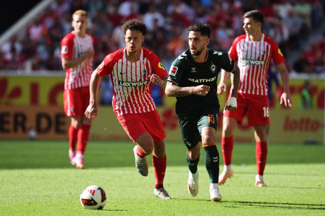 30 August 2026, Baden-Württemberg, Freiburg im Breisgau: SC Freiburg's Derry Scherhant (L) and Werder Bremen's Ludovit Reis (R) battel for the ball during the German Bundesliga soccer match between SC Freiburg and Werder Bremen, at Europa-Park Stadium. Photo: Philipp von Ditfurth/dpa - IMPORTANT NOTICE: In accordance with the regulations of the Bundesliga and the German Football Association (DFB), it is prohibited to use or allow the use of photographs taken in the stadium and/or during the game in the form of sequential images and/or video-like photo sequences.