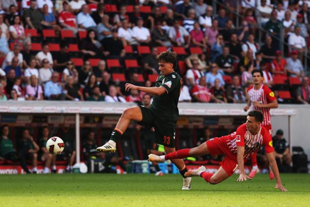30 August 2026, Baden-Württemberg, Freiburg im Breisgau: Werder Bremen's Dariusz Stalmach (L) and SC Freiburg's Yannik Engelhardt (R) battle for the ball during the German Bundesliga soccer match between SC Freiburg and Werder Bremen, at Europa-Park Stadium. Photo: Philipp von Ditfurth/dpa - IMPORTANT NOTICE: In accordance with the regulations of the Bundesliga and the German Football Association (DFB), it is prohibited to use or allow the use of photographs taken in the stadium and/or during the game in the form of sequential images and/or video-like photo sequences.
