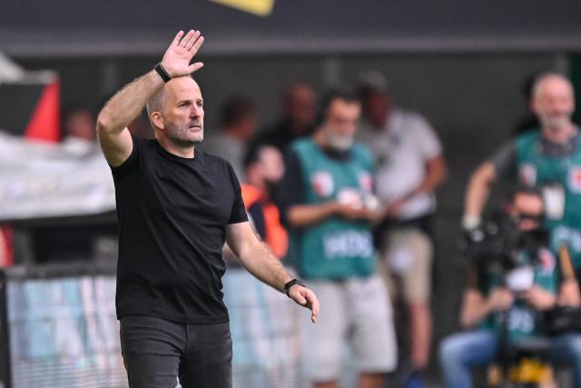 30 August 2026, Bavaria, Augsburg: Augsburg coach Manuel Baum gestures on the touchline during the German Bundesliga soccer match between FC Augsburg and FC Schalke 04 at the WWK-Arena. Photo: Harry Langer/dpa - IMPORTANT NOTICE: Bundesliga and DFB regulations prohibit any use of photographs as image sequences and/or quasi-video.