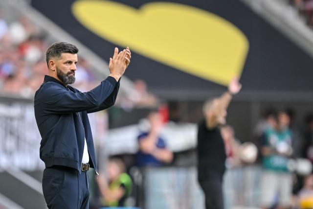 30 August 2026, Bavaria, Augsburg: Schalke coach Miron Muslic gestures on the touchline during the German Bundesliga soccer match between FC Augsburg and FC Schalke 04 at the WWK-Arena. Photo: Harry Langer/dpa - IMPORTANT NOTICE: Bundesliga and DFB regulations prohibit any use of photographs as image sequences and/or quasi-video.