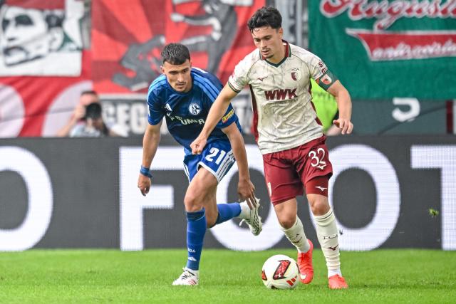 30 August 2026, Bavaria, Augsburg: Schalke's Dejan Ljubicic in action against Augsburg's Fabian Rieder during the German Bundesliga soccer match between FC Augsburg and FC Schalke 04 at the WWK-Arena. Photo: Harry Langer/dpa - IMPORTANT NOTICE: Bundesliga and DFB regulations prohibit any use of photographs as image sequences and/or quasi-video.