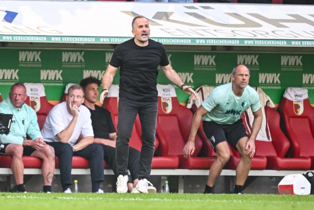 30 August 2026, Bavaria, Augsburg: Augsburg coach Manuel Baum gestures on the touchline during the German Bundesliga soccer match between FC Augsburg and FC Schalke 04 at the WWK-Arena. Photo: Harry Langer/dpa - IMPORTANT NOTICE: Bundesliga and DFB regulations prohibit any use of photographs as image sequences and/or quasi-video.