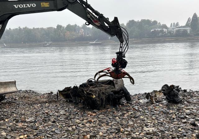 HANDOUT - 31 August 2026, North Rhine-Westphalia, Koenigswinter: The remains of an old compact car are being recovered from the Rhine. Firefighters had previously discovered the wrecked car at a launch site for emergency boats. The record-low water levels in the Rhine are bringing more and more curious finds to light. (undated press release from August 2026). Photo: -/Polizei Duisburg/dpa - ATTENTION: editorial use only in connection with the latest coverage and only if the credit mentioned above is referenced in full