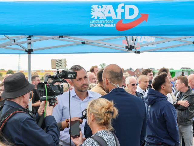 31 August 2026, Saxony-Anhalt, Wolmirstedt: Alternative for Germany (AfD) lead candidate Ulrich Siegmund visits an AfD information booth in Wolmirstedt regarding the 2026 state election and speaks with media representatives from "Welt." Photo: Peter Gercke/dpa