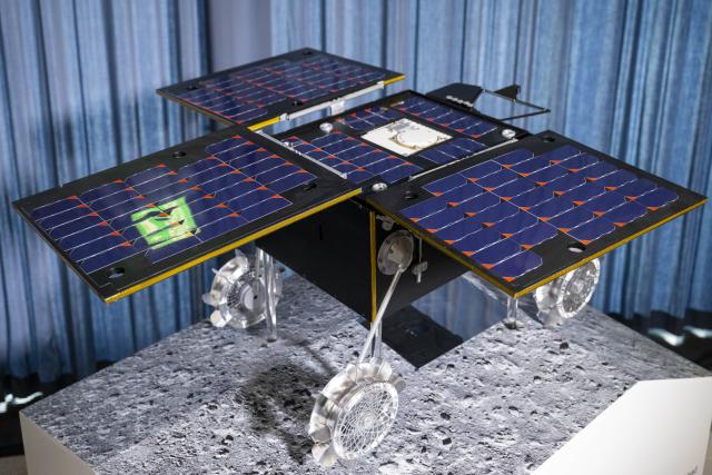 FILED - 16 January 2024, Bavaria, Wessling: FILE PHOTO - A model of the Mars rover "Idefix" is on display during a press conference of the German Aerospace Center. Photo: Lennart Preiss/dpa