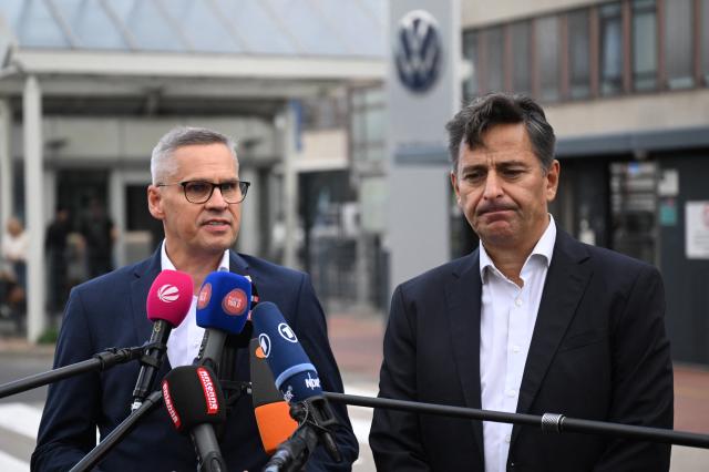 31 August 2026, Lower Saxony, Hanover: Thorsten Groeger, district director of IG Metall, and Stavros Christidis, chairman of the works council at Volkswagen Commercial Vehicles, speak during a press statement in front of the Volkswagen Commercial Vehicles plant. At Volkswagen, a series of special meetings between the executive board and the workforce comes to an end with the works meeting at the plant in Hanover. Photo: Julian Stratenschulte/dpa