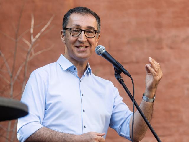 31 August 2026, Mecklenburg-Western Pomerania, Wismar: Cem Oezdemir, Minister-President of Baden-Wuerttemberg, speaks at the Alliance 90/ The Greens election campaign events. Photo: Markus Scholz/dpa
