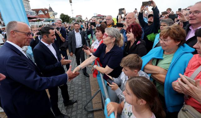 31 August 2026, Mecklenburg-Western Pomerania, Kühlungsborn: German Chancellor Friedrich Merz (L) and Daniel Peters, top candidate of the Christian Democratic Union (CDU) in Mecklenburg-Western Pomerania state elections, speak with people at a CDU campaign event. Elections will be held in Mecklenburg-Western Pomerania on September 20, 2026. Photo: Bernd Wüstneck/dpa