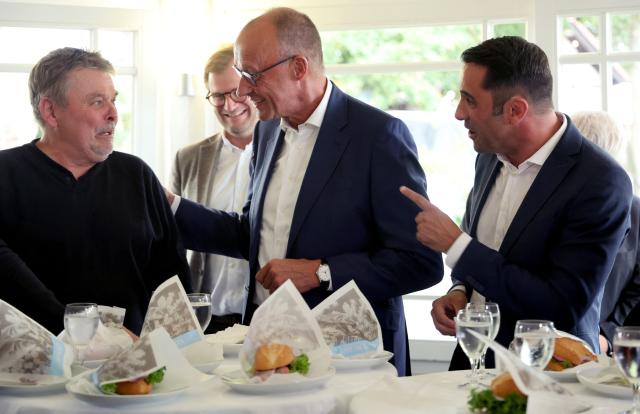 31 August 2026, Mecklenburg-Western Pomerania, Kühlungsborn: German Chancellor Friedrich Merz (C) and Daniel Peters (R), top candidate of the Christian Democratic Union (CDU) in Mecklenburg-Western Pomerania state elections, thank Roberto Keppler (L), owner of Fisch Hus, during a CDU campaign event. Elections will be held in Mecklenburg-Western Pomerania on September 20, 2026. Photo: Bernd Wüstneck/dpa