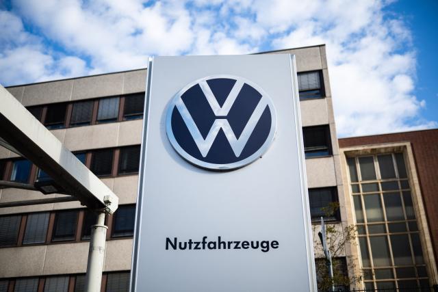 FILED - 31 August 2026, Niedersachsen, Hannover: FILE PHOTO - A sign bearing the VW logo stands in front of the Volkswagen Commercial Vehicles plant in Hannover. Photo: Julian Stratenschulte/dpa