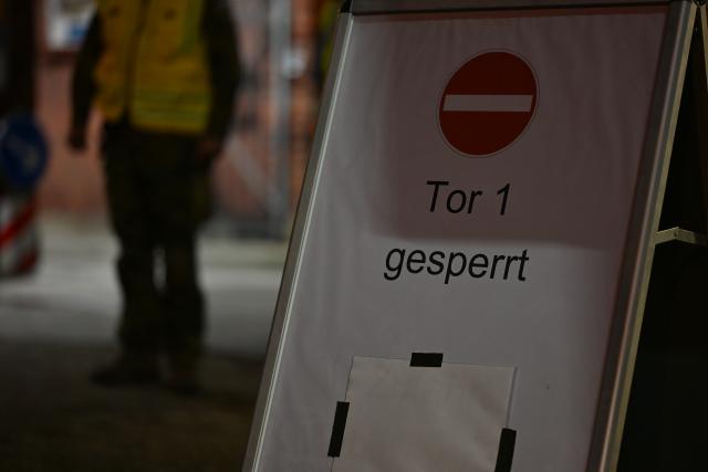 01 September 2026, Lower Saxony, Wilhelmshaven: Gate 1 to the naval arsenal is closed, as an evacuation of approximately 13,600 residents takes place, following the discovery of a 5-zentner American bomb from World War II in Wilhelmshaven. Photo: Lars Penning/dpa