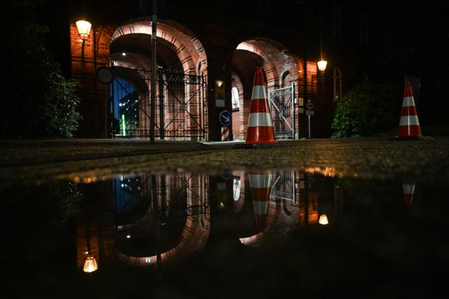 01 September 2026, Lower Saxony, Wilhelmshaven: Gate 1 to the naval arsenal is closed, as an evacuation of approximately 13,600 residents takes place, following the discovery of a 5-zentner American bomb from World War II in Wilhelmshaven. Photo: Lars Penning/dpa