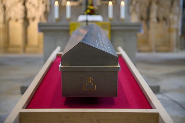 01 September 2026, Saxony-Anhalt, Magdeburg: The coffin containing the remains of Emperor Otto the Great stands in Magdeburg Cathedral. The solemn reburial of Emperor Otto the Great will take place there. Photo: Klaus-Dietmar Gabbert/dpa