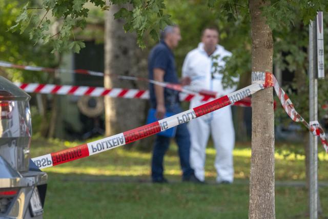 01 September 2026, Bavaria, Geretsried: Police officers are standing near an apartment building where two bodies were found in an apartment. An elderly woman and her son appear to have been the victims of a homicide. Photo: Peter Kneffel/dpa
