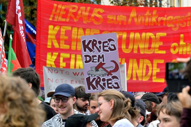 01 September 2026, North Rhine-Westphalia, Cologne: Several hundred people are demonstrating against military buildup at the start of the "Disarm Rheinmetall" protest camp. Last year, violent clashes broke out during a demonstration held as part of the event. Photo: Henning Kaiser/dpa