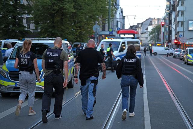 01 September 2026, North Rhine-Westphalia, Duisburg: Police officers are on the scene on Warnheimer street after shots were fired during an altercation involving several people in Duisburg. Photo: Christoph Reichwein/dpa