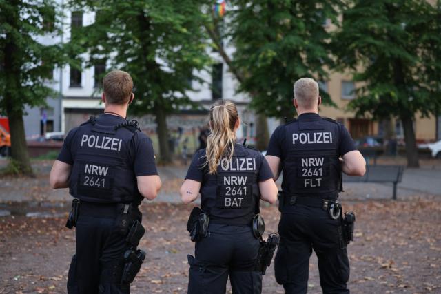 01 September 2026, North Rhine-Westphalia, Duisburg: Police officers secure the crime scene in front of St. Paul's Church after shots were fired during an altercation involving several people in Duisburg. Photo: Christoph Reichwein/dpa