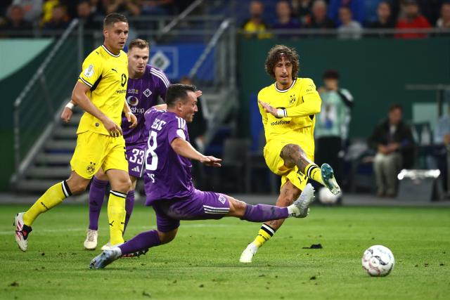01 September 2026, Hamburg: Borussia Dortmund's Fabio Silva scores his side's fifth goal during the German Cup (DFB Pokal) first round soccer match between HEBC and Borussia Dortmund at the Volksparkstadion. Photo: Christian Charisius/dpa - IMPORTANT NOTICE: Bundesliga and DFB regulations prohibit any use of photographs as image sequences and/or quasi-video.