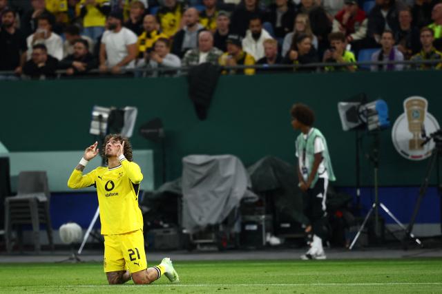 01 September 2026, Hamburg: Borussia Dortmund's Fabio Silva celebrates scoring his side's fifth goal during the German Cup (DFB Pokal) first round soccer match between HEBC and Borussia Dortmund at the Volksparkstadion. Photo: Christian Charisius/dpa - IMPORTANT NOTICE: Bundesliga and DFB regulations prohibit any use of photographs as image sequences and/or quasi-video.