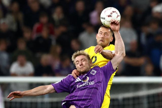 01 September 2026, Hamburg: HEBC's Tjorven Koehler (L) and Borussia Dortmund's Waldemar Anton battle for the ball during the German Cup (DFB Pokal) first round soccer match between HEBC and Borussia Dortmund at the Volksparkstadion. Photo: Christian Charisius/dpa - IMPORTANT NOTICE: Bundesliga and DFB regulations prohibit any use of photographs as image sequences and/or quasi-video.