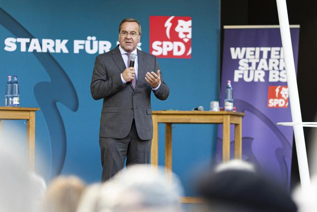 02 September 2026, Lower Saxony, Brunswick: Boris Pistorius, German Minister of Defense, speaks at a public forum in a beer garden. Photo: Michael Matthey/dpa