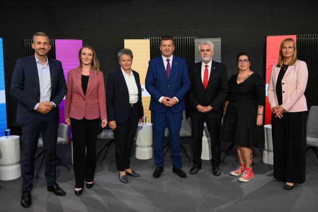 02 September 2026, Saxony-Anhalt, Halle (Saale): (L-R) Ulrich Siegmund (AfD), Claudia Wittig (BSW), Lydia Hüskens (FDP), Sven Schulze (CDU), Minister-President of Saxony-Anhalt, Armin Willingmann (SPD), Minister for Science, Energy, Climate Protection, and the Environment of the State of Saxony-Anhalt, Susan Sziborra-Seidlitz (Alliance 90/The Greens) and Eva von Angern (The Left) stand together in front of the election studio of Radio Brocken, RTL, and ntv with the leading candidates for the state legislative election. A new state legislature will be elected in Saxony-Anhalt on September 6. Photo: Hendrik Schmidt/dpa