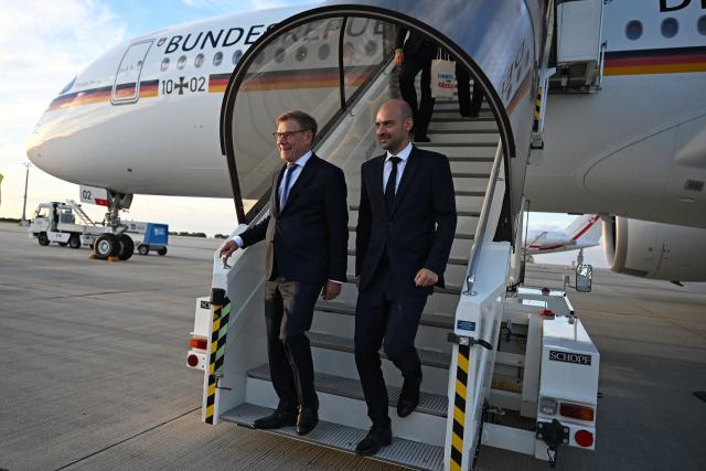 02 September 2026, Thuringia, Erfurt: German Minister of Foreign Affairs Johann Wadephul (L) and his French counterpart, Jean-Noel Barrot, step off an Air Force Airbus A-350 at the Erfurt airport. The foreign ministers of Germany, France, and Poland are meeting in Weimar on Wednesday and Thursday as part of the Weimar Triangle. Photo: Michael Brandt/dpa
