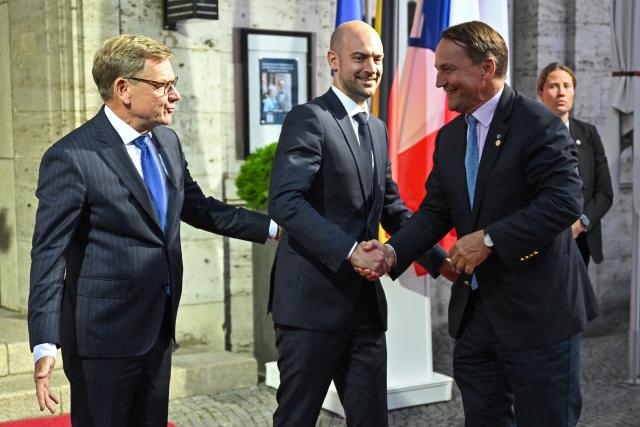 02 September 2026, Thuringia, Weimar: German Minister of Foreign Affairs Johann Wadephul (C) wlcomes his French counterpart, Jean-Noel Barrot (L) and Poland's Radoslaw Sikorski (R) in Weimar. The foreign ministers of Germany, France, and Poland are meeting in Weimar on Wednesday and Thursday as part of the Weimar Triangle. Photo: Michael Brandt/dpa